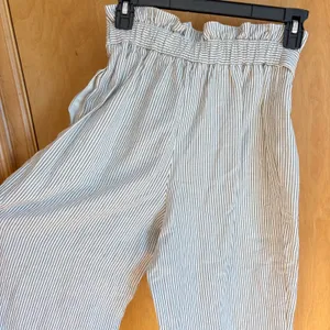 Club Monaco Paperbag Waist Striped Cropped Pants Size 00‎ thumbnail 2