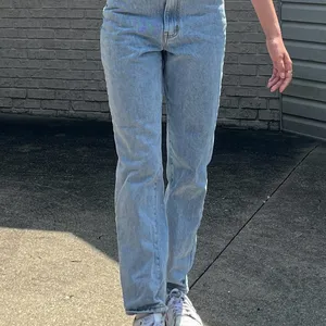 Mid wash denim Levi’s low pros straight jeans thumbnail 2