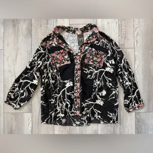 NWT- POL Carly Crochet Patchwork Laser Cut Floral embroidered shirt size large thumbnail 4