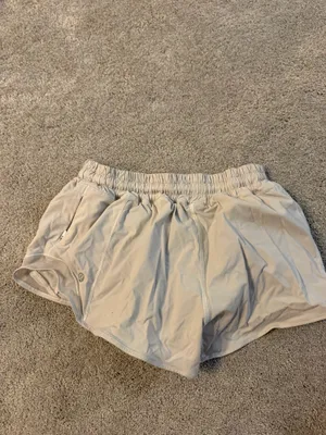 Lululemon Hotty Hot Shorts 2.5" Low-Rise thumbnail 2
