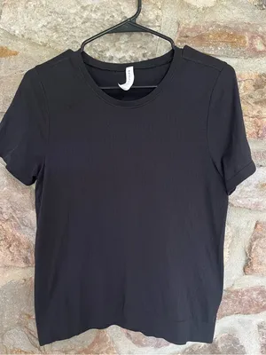 Athleta in Motion Crewneck Seamless Tee in Black size small thumbnail 2