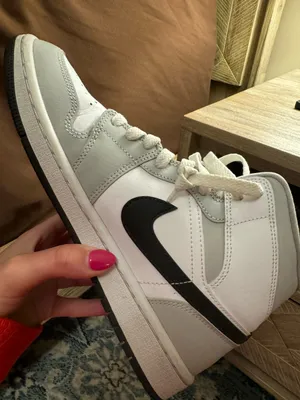 Air Jordan Nike 1 Mid Women’s 8 thumbnail 5