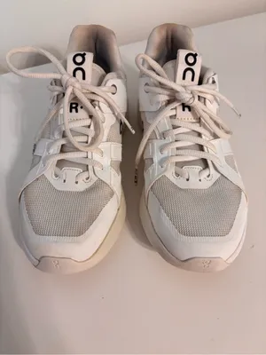 On Cloud women’s 7.5 The Roger Clubhouse Pro White Tennis Shoes Sneakers thumbnail 6
