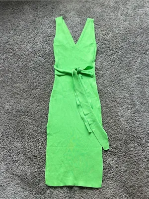Sleeveless V-Neck Tie-Waist Green Knit Dress thumbnail 3