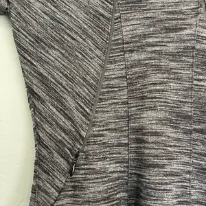 Lululemon & go Where To Dress Short Sleeve Sz 4 Heathered Black thumbnail 4
