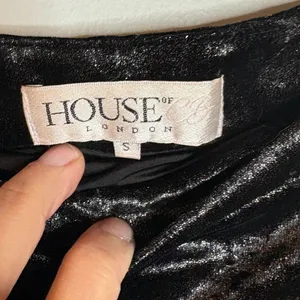 House of CB black velvet strapless gold chain lace up midi dress thumbnail 4