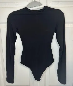 SKIMS Fits Everybody (B13) NWT Long Sleeve Crew Neck Bodysuit Onyx M thumbnail 1