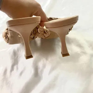 NIB Shushop ELSA Tan Cream Nude dimensional floral appliqué Mule High Heels 7.5 thumbnail 5