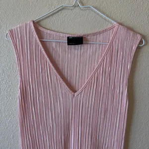 ASOS Design Pink Pleated Sleeveless V Neck Maxi Dress thumbnail 3