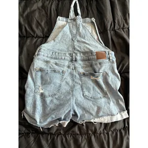 Maurices Distressed Denim Shortalls Light Wash Raw Hem Overalls Large 734937 thumbnail 3
