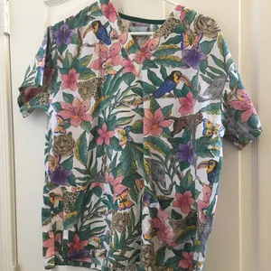 FINAL MARKDOWN Ladies’ White Swan Colorful Scrub Top (S) thumbnail 1