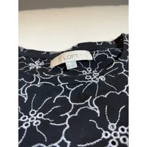 Loft Black White Floral Print Flutter Sleeve Top Women's Size Medium thumbnail 3
