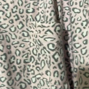 White Mark · 2pc Pajama Set Size 3X · Girlsoft Pink Gray Cheetah Print Plush thumbnail 5