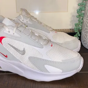 Nike Air Max Athletic Sneakers Bolt White Metallic Platinum Size 9 thumbnail 3
