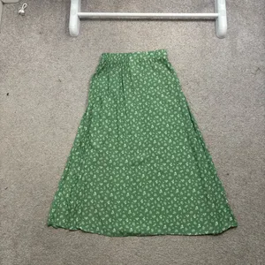 SHEIN Green Ditsy Floral Midi Skirt with Side Slit thumbnail 5