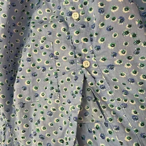 J.crew blue floral cropped button down size small thumbnail 4