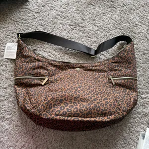 Lululemon leepoard slouchy sling bag  thumbnail 3