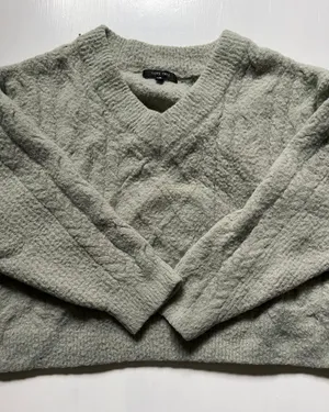 sweater thumbnail 1