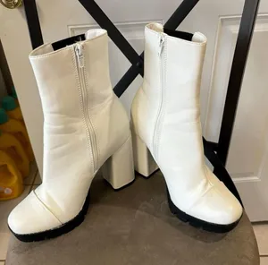 Size 8 Bamboo white Moto combat boots with lug soles, capped toes, with half inch platforms and 4 inch block heels. In VVGUC! thumbnail 1