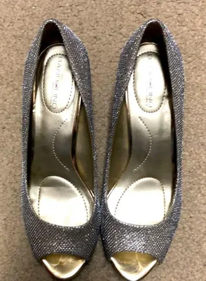 Bandolino Heels Size 7 1/2 Gold Metallic thumbnail 1