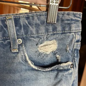 Free People We The Free Distressed Denim Shorts Size 28 Raw Hem Mid Rise Boho thumbnail 6