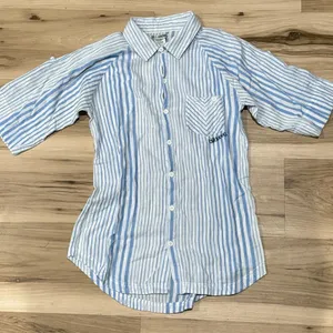 Billabong Lightweight Blue White Button Up Tee Shirt Women’s Medium thumbnail 1