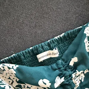 Abercrombie & Fitch Teal Floral Ruched Sweetheart Crop Top thumbnail 2