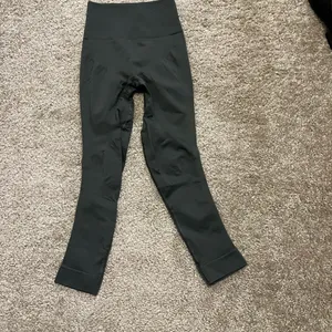 Lululemon zone in crop gator‎ green XS $118 NWOT thumbnail 6