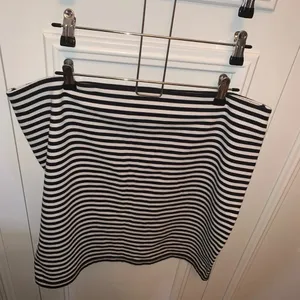 SHEIN faux leather black bomber‎ jacket & Old Navy black striped skirt XL thumbnail 10
