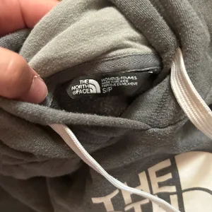 The North Face Women’s Hoodie Pullover thumbnail 2