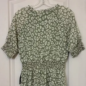 West Kei Olive Green Leopard Print Smocked‎ Midi Dress NWT Small D6625-B thumbnail 10
