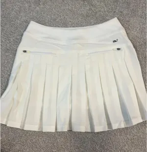 Vineyard Vines 15 Inch Sport Flounce Skort in White thumbnail 4