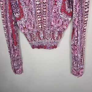 Free People Paisley Blouse M 100% Rayon Cropped Smocked Hem Boho Long Sleeve thumbnail 8