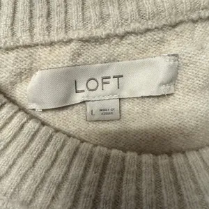 2161 | LOFT Christmas Holiday Gift Bow Embroidered Holly Sweater Cream Women L thumbnail 5