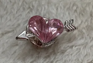 Tiny heart pin Pink thumbnail 1