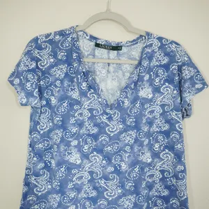 Lauren Ralph Lauren Women's Size Medium Blue Paisley Cotton Split V-Neck Tee thumbnail 2