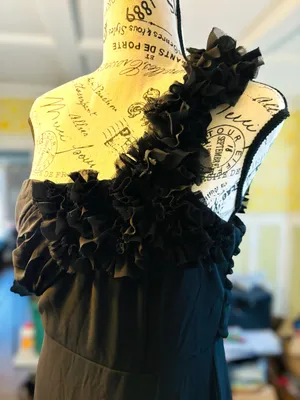 Lulu’s Women’s Size Large Elegant Invite Black Ruffled One-Shoulder Maxi Dress thumbnail 5
