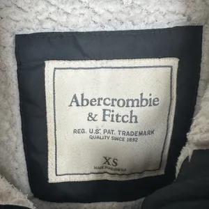 Abercrombie & Fitch Y2K Puffer Jacket Womens‎ Sz XS Black Fur Trim Lined Quilted thumbnail 8