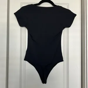 Aritzia Babaton Contour Squareneck Shortsleeve Bodysuit (S) thumbnail 2