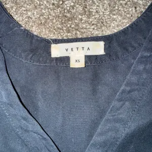VETTA Capsule Button Down Top Women XS Black Excellent Tencel Dolman Sleeve thumbnail 2