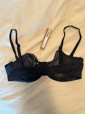 SKIMS Ultra Fine Mesh Strapless Bra thumbnail 2