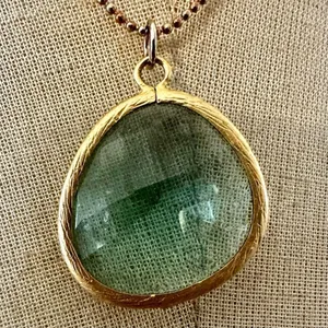 Gold tone and green pendant necklace thumbnail 3