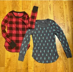Women’s Size Medium Old Navy Red Plaid and Cactus Long Sleeve Thermal Bundle thumbnail 1