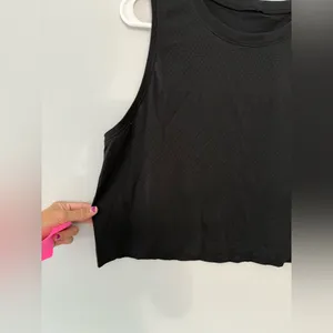 Lululemon Workout Tank Top Breathable Cropped Tank Top Lightweight Black Size 6 thumbnail 3