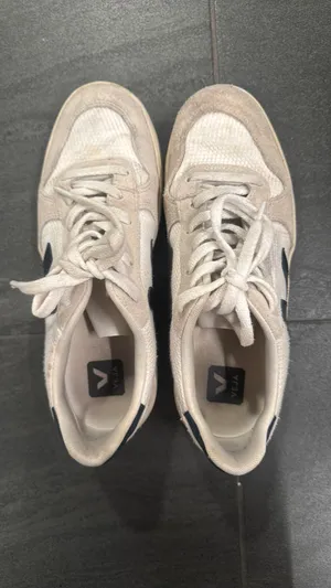 VEJA Sneakers thumbnail 1