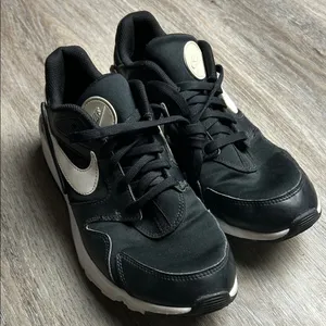 Nike Air Max Motion 2 Black & White Sneakers Women’s Size 10 thumbnail 1