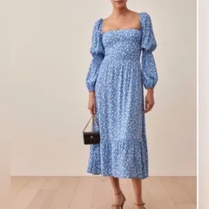 Reformation dress size 6 flattering silhouette, accentuated by the puff sleeves thumbnail 3