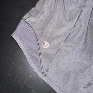 Lululemon 2.5” hotty hot shorts thumbnail 4