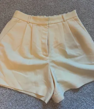 Abercrombie Tailored Shorts Yellow Size 27 thumbnail 1
