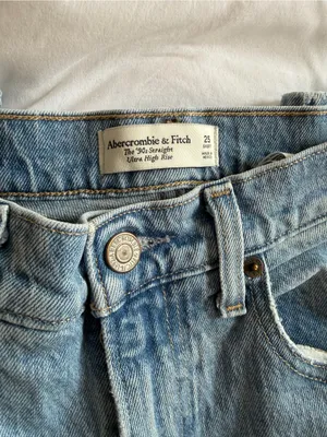 Abercrombie & Fitch Ultra High Rise 90s Straight Jeans thumbnail 2